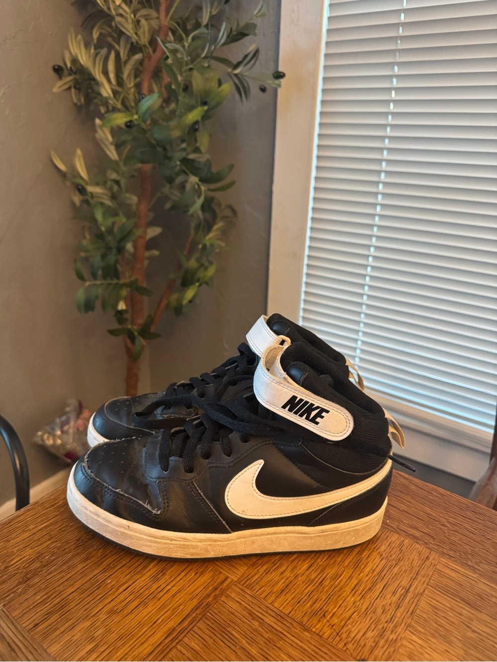 Kids Nike court borough mid 2